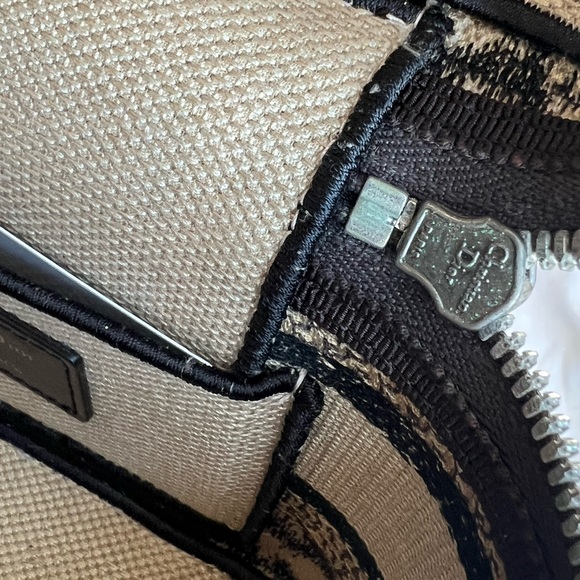 Christian Dior Mizza embroidered canvas vanity bag RARE.
100% Authentic. - Picture 5 of 11